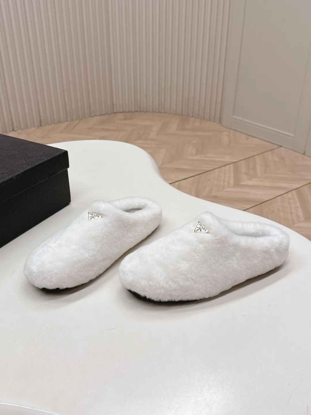 👟👟Ex-factory price 520👟👟 Prada prada25 autumn and winter furry slippers series, half-slip wool slippers, classic triangle buckle, comfortable, cute, cute, fashionable, elegant and versatile, the wool is comfortable and soft, awakening the warmth of autumn and winter. Let you walk comfortably from morning to night. Pair it with socks to easily cope with the changing seasons. Wool, sheep pattern lining, original outsole! 35-40 yards